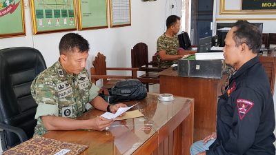 Grib Jaya Dpc Jombang  Grib jaya PAC mohagung  Ketua PAC GRIB JAYA Mojagung, Zainal Arifin atau yang akrab disapa Gus Zen, melaksanakan audiensi dan silaturahmi dengan pihak kecamatan, kepolisian sektor (Polsek), serta koramil. Kegiatan ini bertujuan untuk mempererat sinergi, membangun komunikasi yang baik, serta memperkuat kerja sama dalam menjaga keamanan, ketertiban, dan kondusivitas wilayah Kecamatan Mojagung.  Dalam kesempatan tersebut, Gus Zen menegaskan bahwa GRIB JAYA bukanlah organisasi kemasyarakatan yang identik dengan tindakan premanisme. Ia menyampaikan bahwa GRIB JAYA merupakan organisasi yang berlandaskan hukum, menjunjung tinggi nilai kebersamaan, serta berkomitmen mendukung program pemerintah, menjaga persatuan, dan hadir untuk memberikan manfaat bagi masyarakat melalui kegiatan sosial, kemanusiaan, dan pengabdian.  Audiensi berlangsung dalam suasana hangat dan penuh kekeluargaan. Diharapkan, melalui pertemuan ini terjalin kerja sama yang semakin erat antara PAC GRIB JAYA Mojagung dengan pemerintah kecamatan, TNI, dan Polri dalam menciptakan lingkungan yang aman, tertib, dan kondusif bagi seluruh masyarakat.
